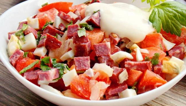 Салат с сухариками и копченой колбасой