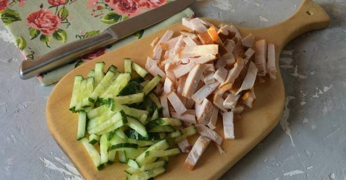 Салат с копченой курицей и черносливом