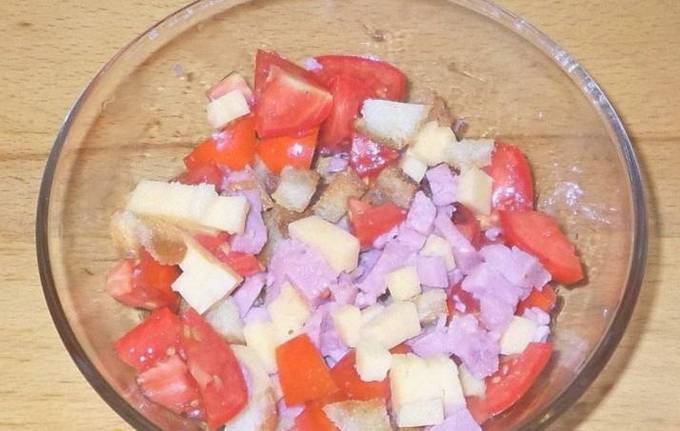 Салат с сухариками и ветчиной