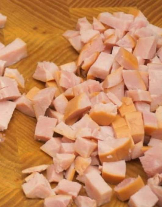 Салат с сухариками и ветчиной