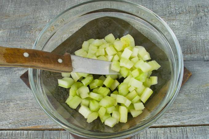 Рассольник с курицей и маринованными огурцами