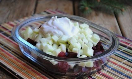 Салат из свеклы с орехами и яблоками