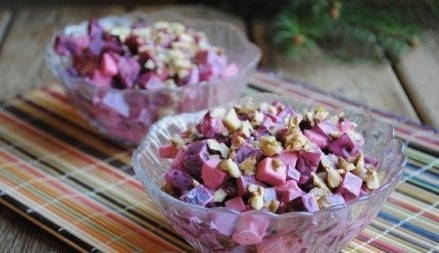 Салат из свеклы с орехами и яблоками