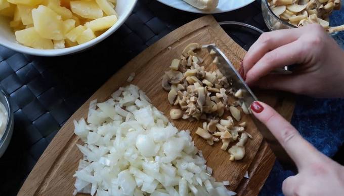 Салат с ананасами и шампиньонами консервированными