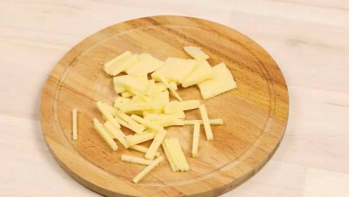 Салат с ветчиной сыром и помидорами