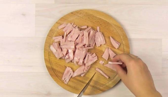 Салат с ветчиной сыром и помидорами