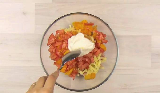 Салат с ветчиной сыром и помидорами