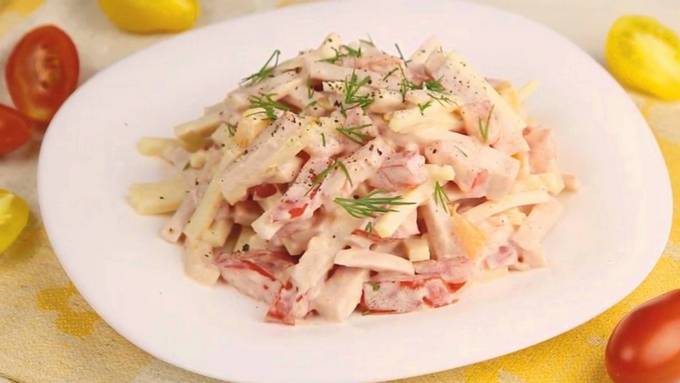 Салат с ветчиной сыром и помидорами