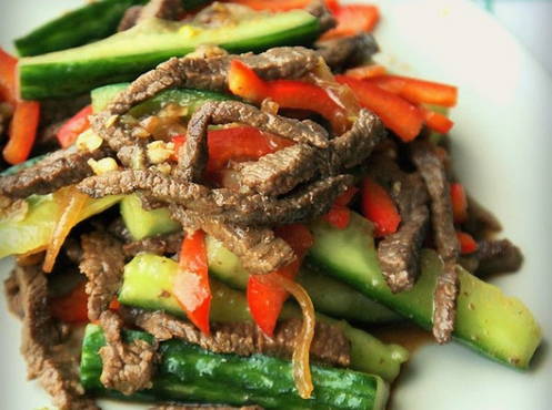 Салат с говядиной и огурцами