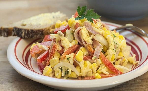 Салат с ветчиной и кукурузой