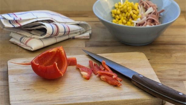 Салат с ветчиной и кукурузой