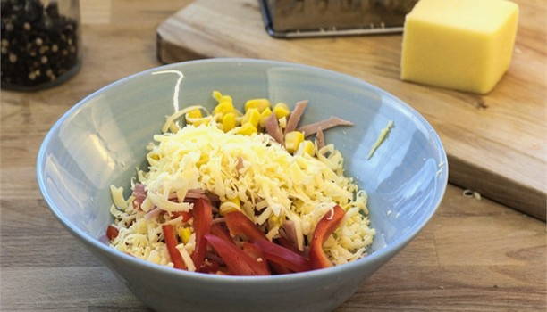 Салат с ветчиной и кукурузой