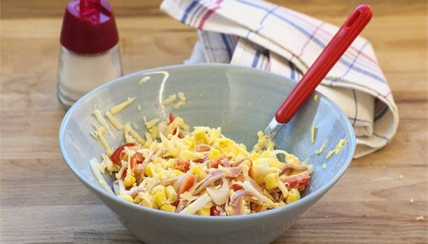 Салат с ветчиной и кукурузой