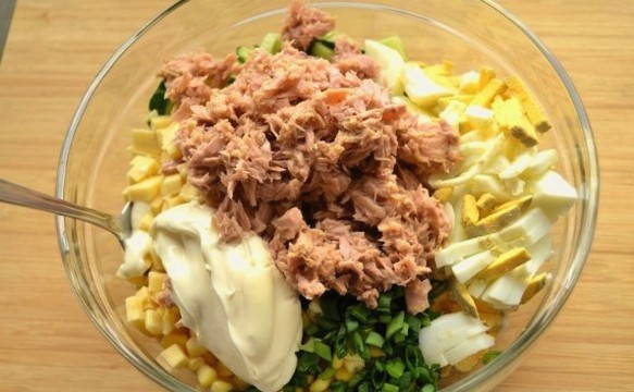 Салат с тунцом кукурузой и свежим огурцом