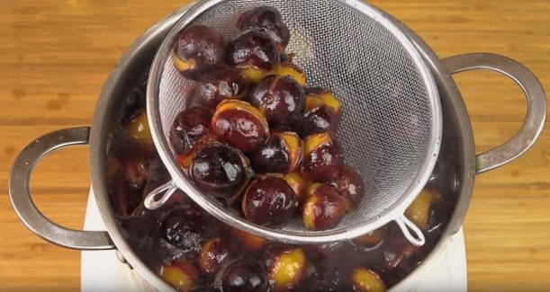 Ткемали из слив через мясорубку Ткемали из слив через мясорубку