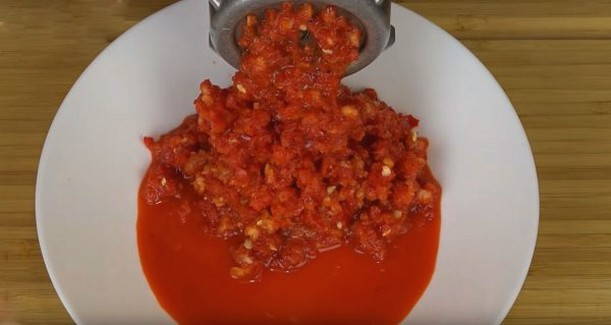 Ткемали из слив через мясорубку Ткемали из слив через мясорубку