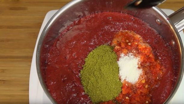 Ткемали из слив через мясорубку Ткемали из слив через мясорубку