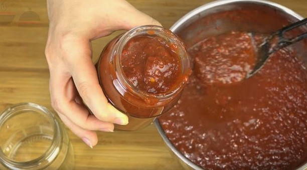 Ткемали из слив через мясорубку Ткемали из слив через мясорубку
