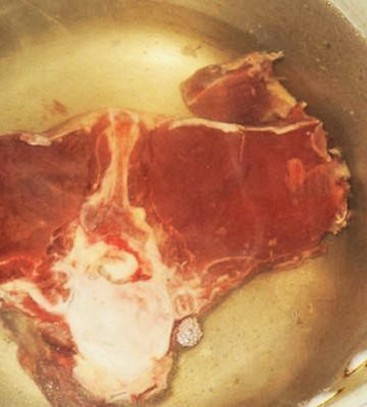 Салат с говядиной, перцем и солеными огурцами Салат с говядиной, перцем и солеными огурцами