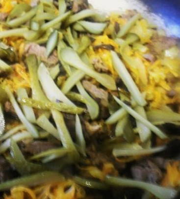 Салат с говядиной, перцем и солеными огурцами Салат с говядиной, перцем и солеными огурцами
