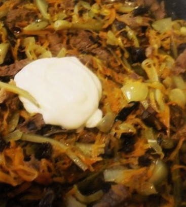 Салат с говядиной, перцем и солеными огурцами Салат с говядиной, перцем и солеными огурцами