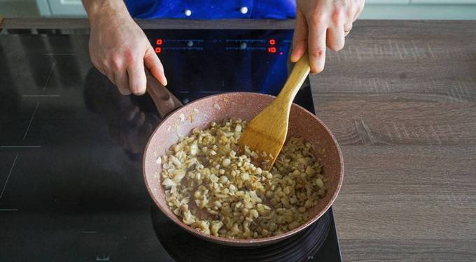 Жульен с сыром и шампиньонами на сковороде