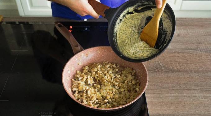 Жульен с сыром и шампиньонами на сковороде