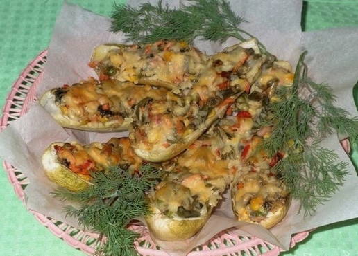 Кабачки, фаршированные овощами