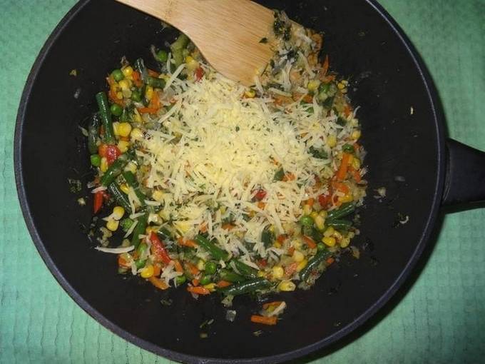 Кабачки, фаршированные овощами