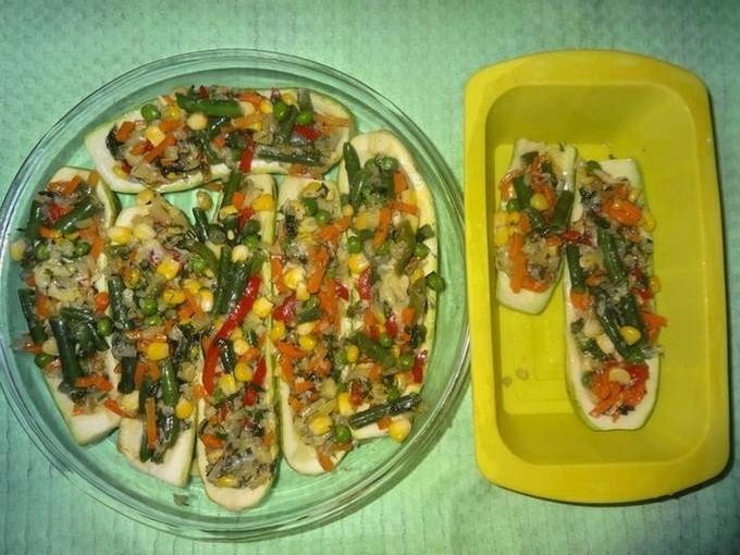 Кабачки, фаршированные овощами