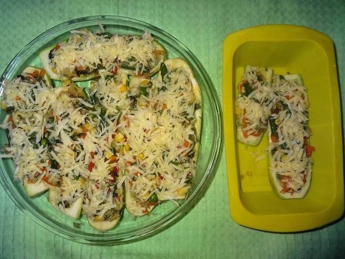 Кабачки, фаршированные овощами