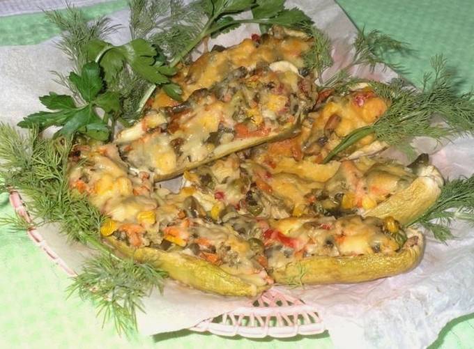 Кабачки, фаршированные овощами