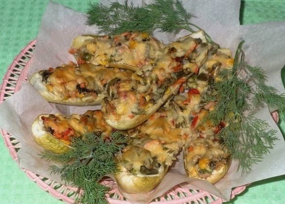 Кабачки, фаршированные овощами