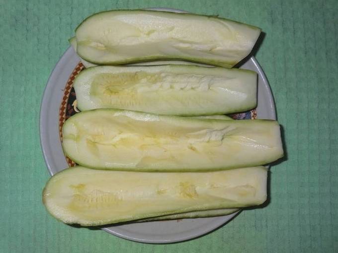 Кабачки, фаршированные овощами