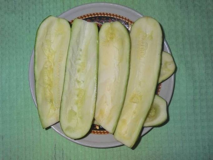 Кабачки, фаршированные овощами