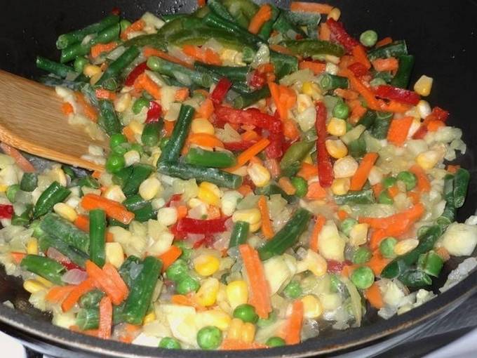 Кабачки, фаршированные овощами