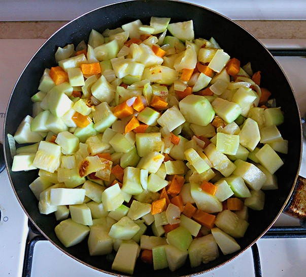 Кабачковая икра с помидорами на сковороде