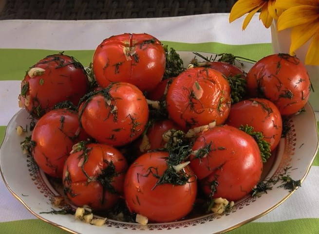 Малосольные помидоры с чесноком быстрого приготовления