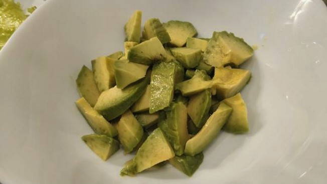 Салат с семгой и авокадо