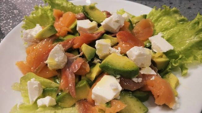 Салат с семгой и авокадо
