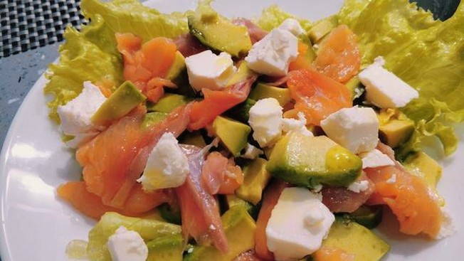 Салат с семгой и авокадо