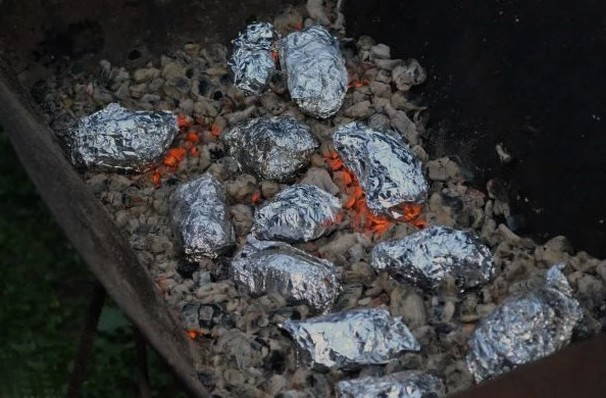 Картошка в фольге с салом на мангале