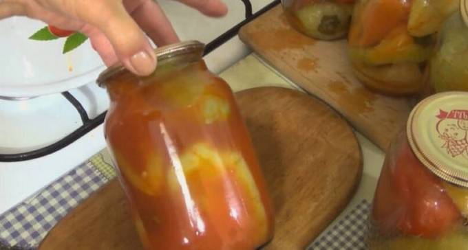 Вкусные простые заготовки из перца болгарского рецепты. Перец маринованный на зиму в масле. Маринованный болгарский перец. Маринованный перец болгарский в томате. Закрутка болгарский перец пятерочка.