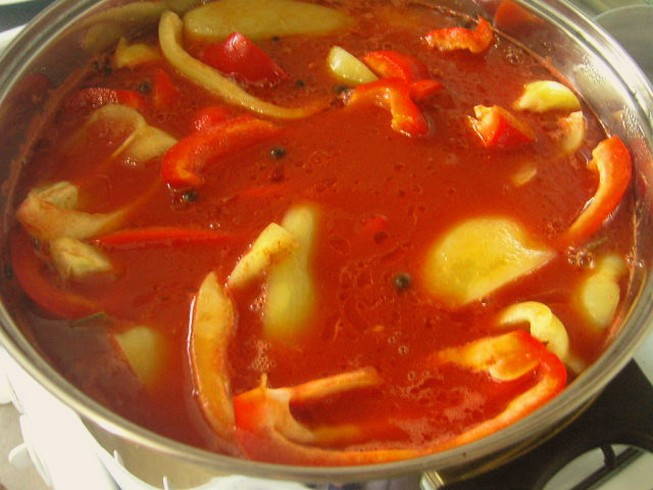 Перец кусочками в томатном соке Перец кусочками в томатном соке
