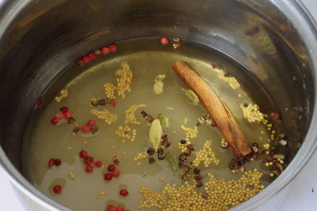 Маринованный виноград с горчицей