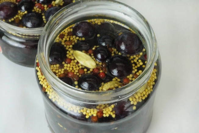 Маринованный виноград с горчицей