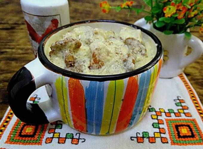 Мясо с лисичками в сметанном соусе