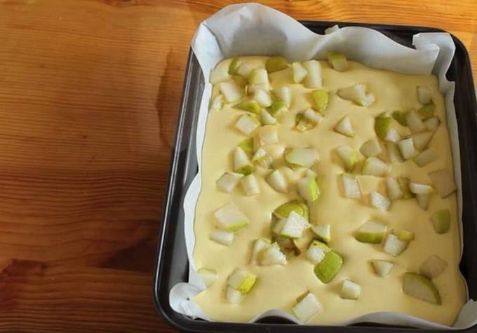 Самая простая шарлотка с грушами в духовке