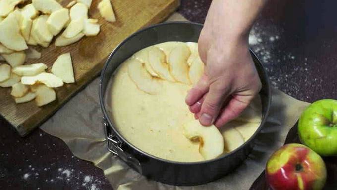 Шарлотка с яблоками на сметане классическая