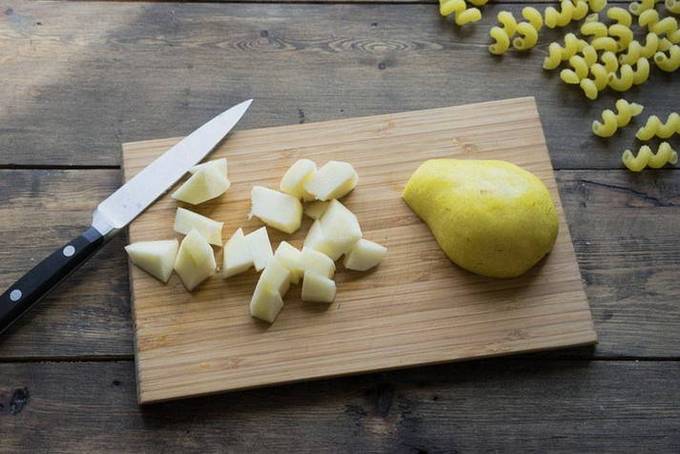 Шарлотка с грушей и бананами в духовке